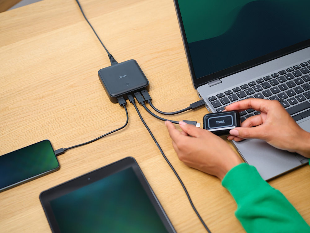 TRUST 25242 - Caricatore da tavolo con 4 porte USB