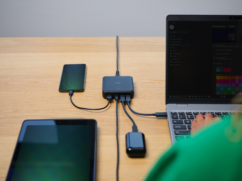 TRUST 25242 - Caricatore da tavolo con 4 porte USB