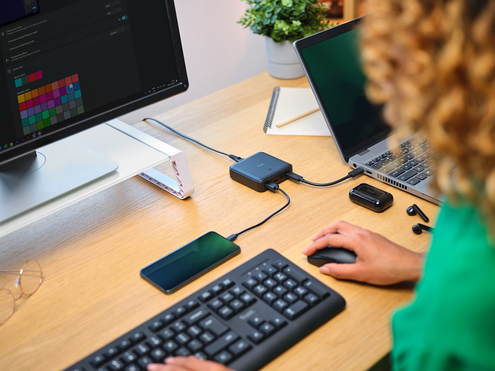 TRUST 25242 - Caricatore da tavolo con 4 porte USB